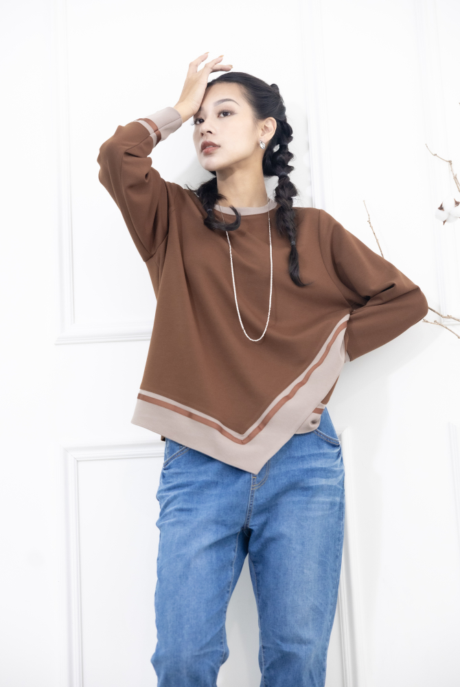 긴팔 胸針不對稱下擺綴緞帶長袖上衣 / 咖啡色拼接亞麻色