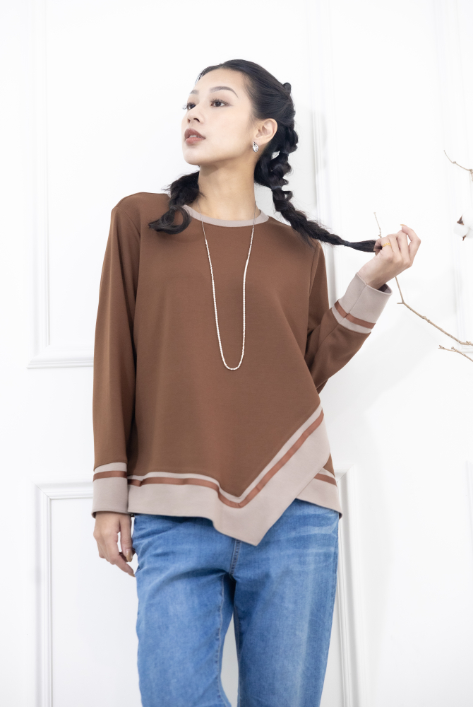 긴팔 胸針不對稱下擺綴緞帶長袖上衣 / 咖啡色拼接亞麻色