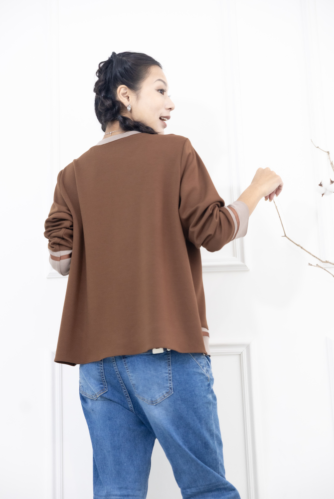 긴팔 胸針不對稱下擺綴緞帶長袖上衣 / 咖啡色拼接亞麻色