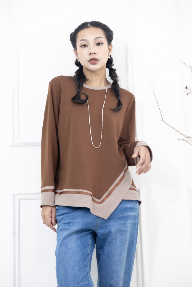 긴팔 胸針不對稱下擺綴緞帶長袖上衣 / 咖啡色拼接亞麻色
