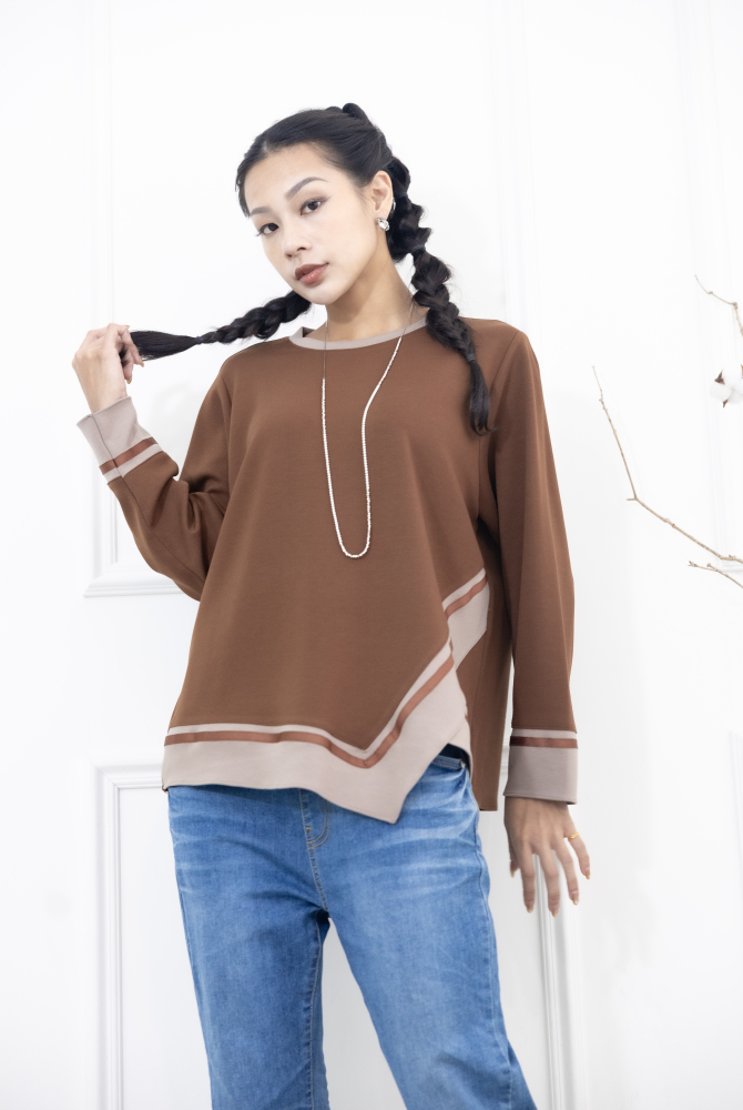 긴팔 胸針不對稱下擺綴緞帶長袖上衣 / 咖啡色拼接亞麻色