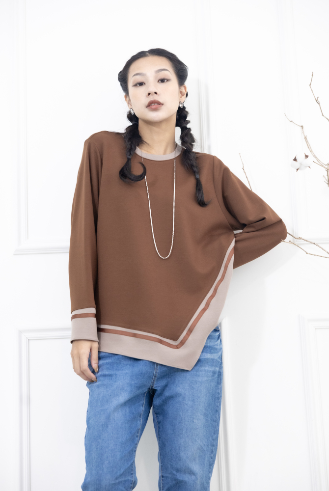 긴팔 胸針不對稱下擺綴緞帶長袖上衣 / 咖啡色拼接亞麻色