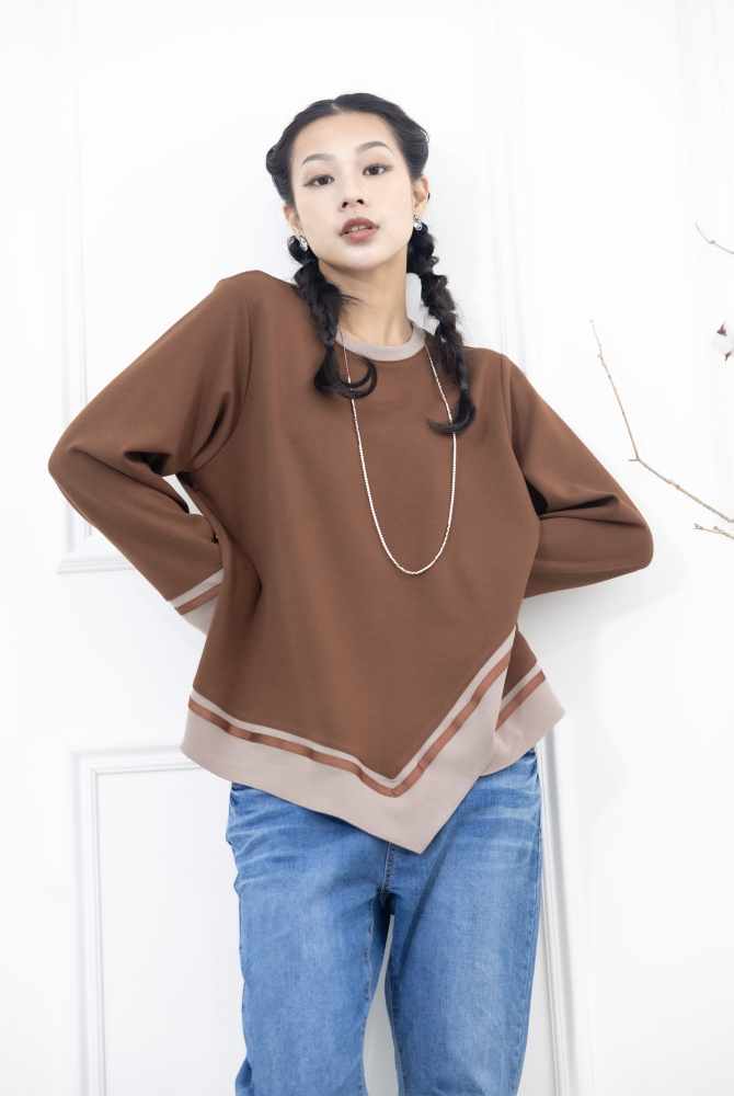 긴팔 胸針不對稱下擺綴緞帶長袖上衣 / 咖啡色拼接亞麻色