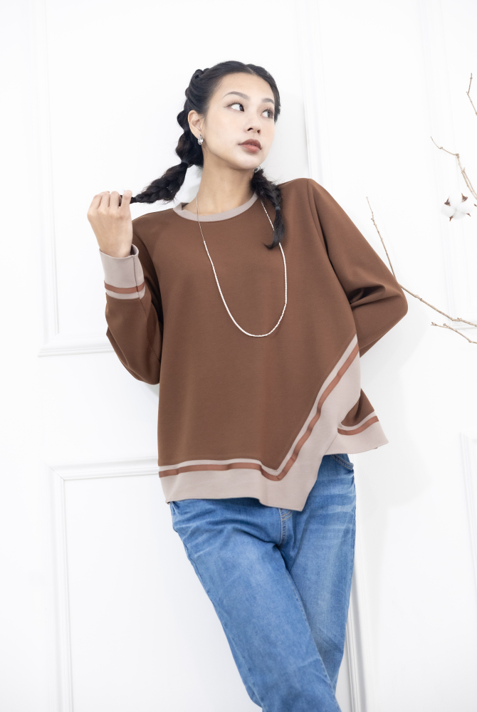 긴팔 胸針不對稱下擺綴緞帶長袖上衣 / 咖啡色拼接亞麻色