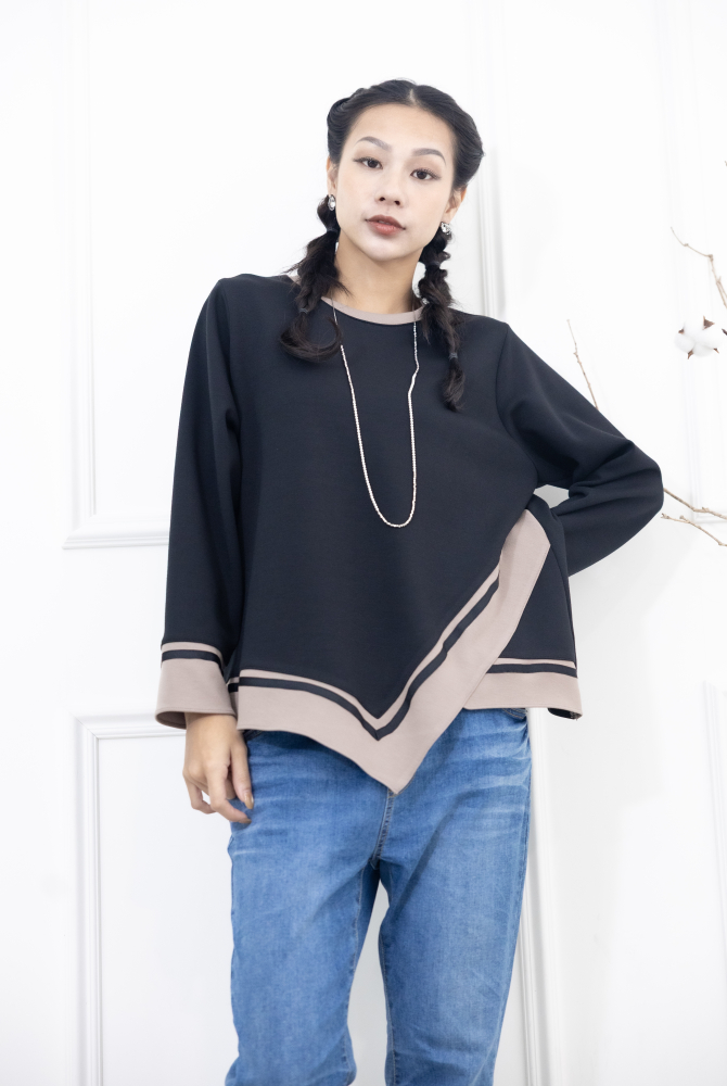 긴팔 胸針不對稱下擺綴緞帶長袖上衣 / 黑色拼接亞麻色