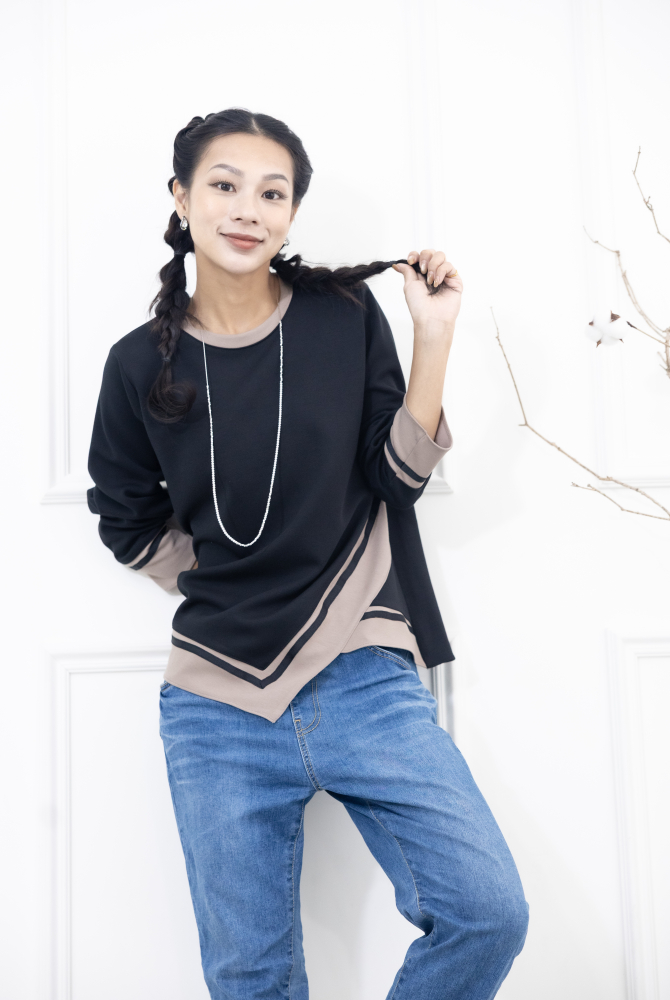 긴팔 胸針不對稱下擺綴緞帶長袖上衣 / 黑色拼接亞麻色