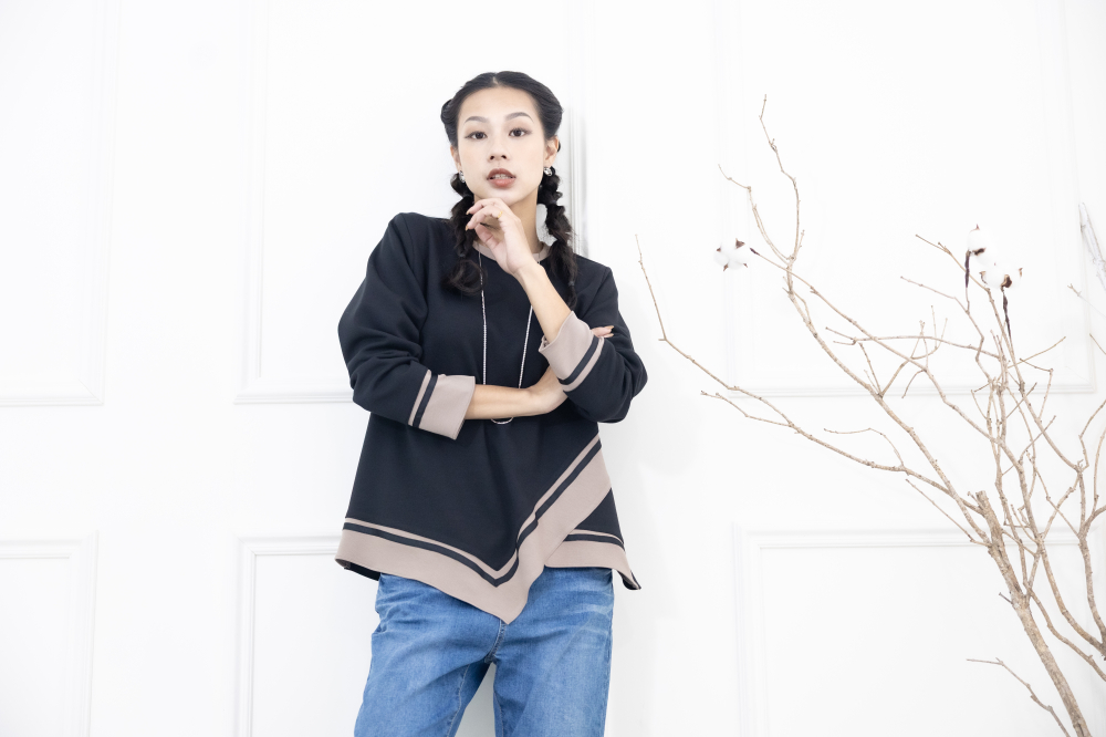 긴팔 胸針不對稱下擺綴緞帶長袖上衣 / 黑色拼接亞麻色