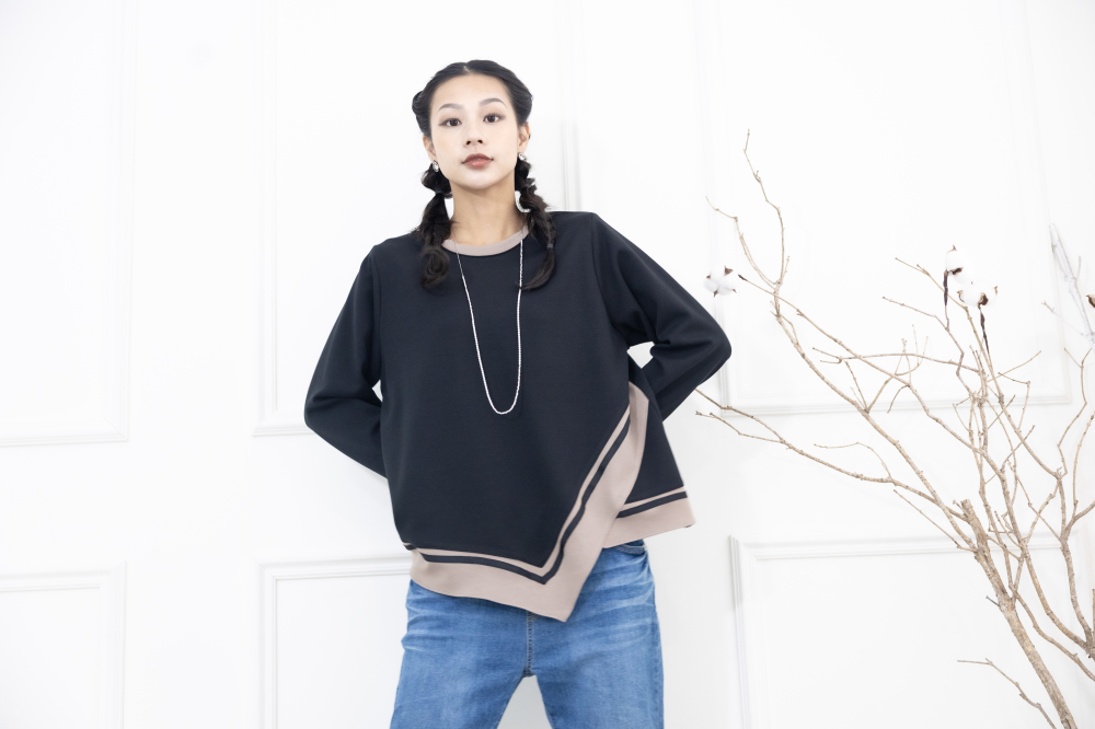 긴팔 胸針不對稱下擺綴緞帶長袖上衣 / 黑色拼接亞麻色