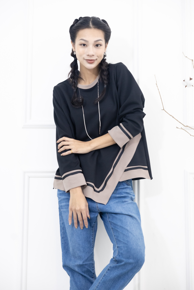 긴팔 胸針不對稱下擺綴緞帶長袖上衣 / 黑色拼接亞麻色