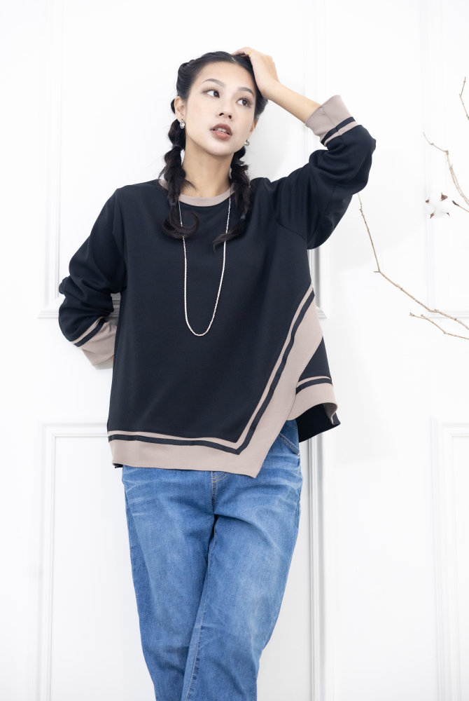 긴팔 胸針不對稱下擺綴緞帶長袖上衣 / 黑色拼接亞麻色