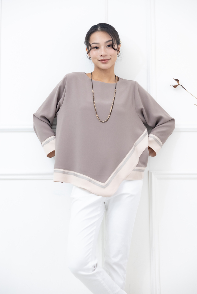 긴팔 胸針U型領不對稱下擺緞帶長袖上衣 / 亞麻色拼卡其色