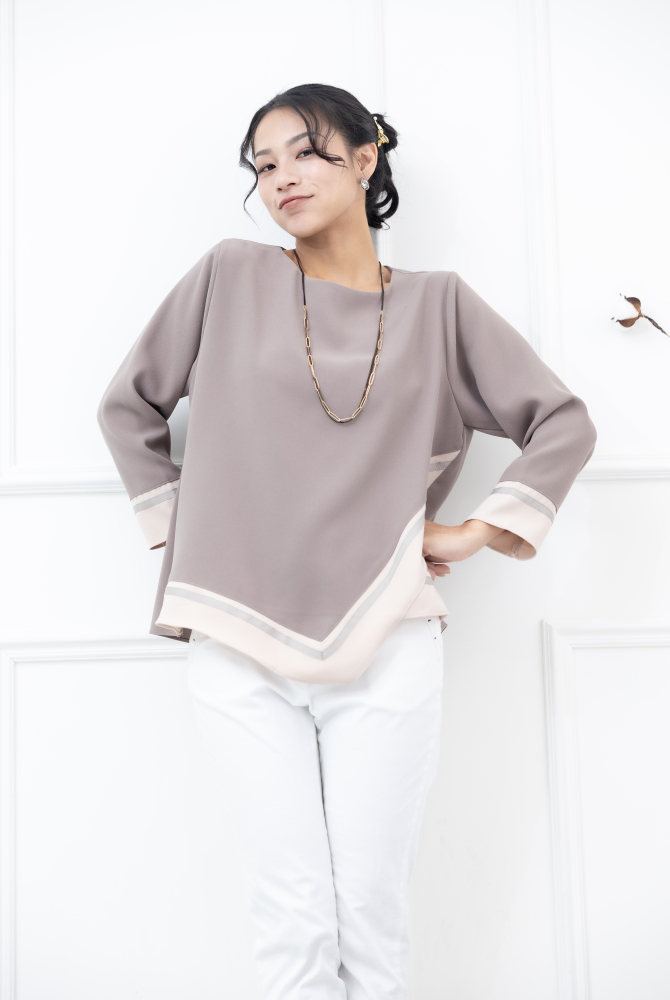 긴팔 胸針U型領不對稱下擺緞帶長袖上衣 / 亞麻色拼卡其色