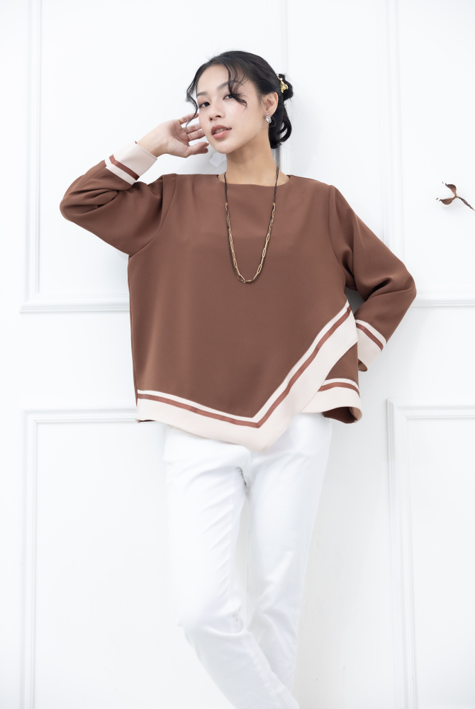 긴팔 胸針U型領不對稱下擺緞帶長袖上衣 / 咖啡色拼卡其色