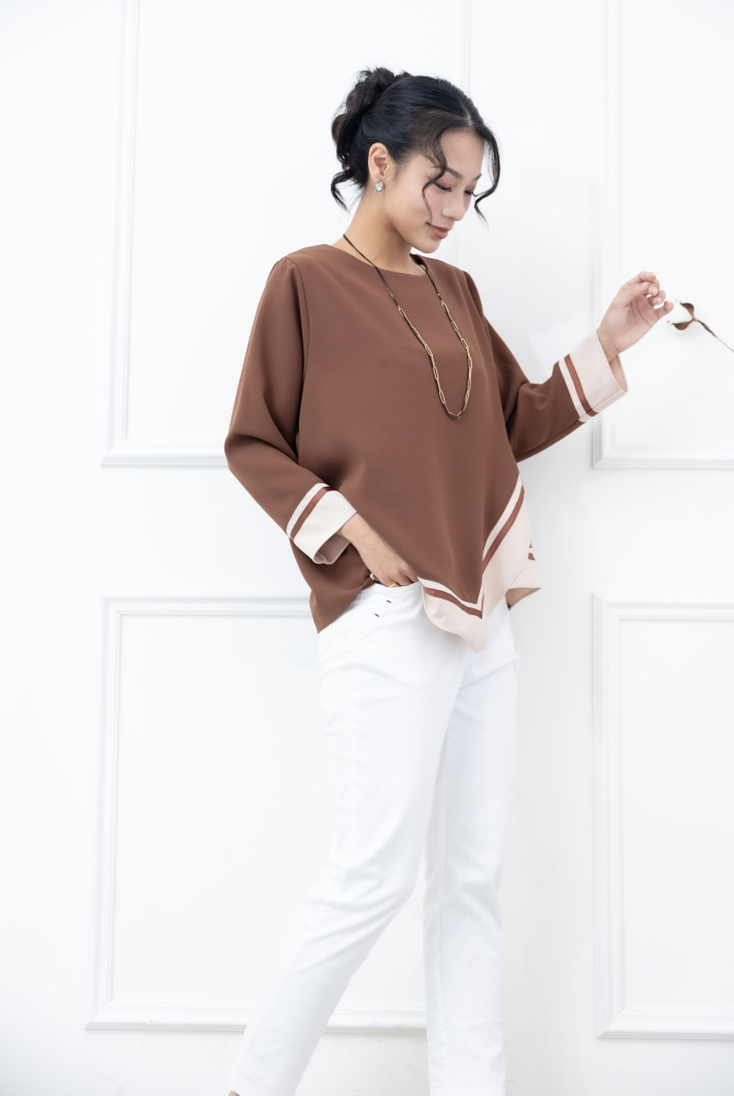 긴팔 胸針U型領不對稱下擺緞帶長袖上衣 / 咖啡色拼卡其色