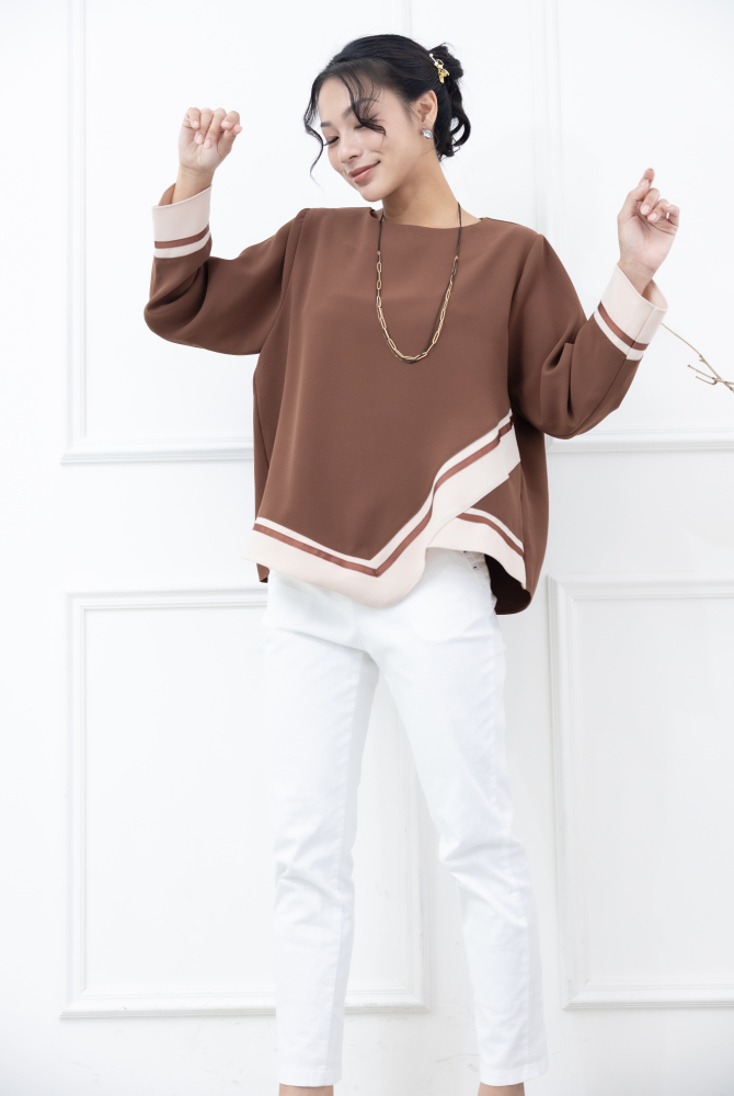 긴팔 胸針U型領不對稱下擺緞帶長袖上衣 / 咖啡色拼卡其色