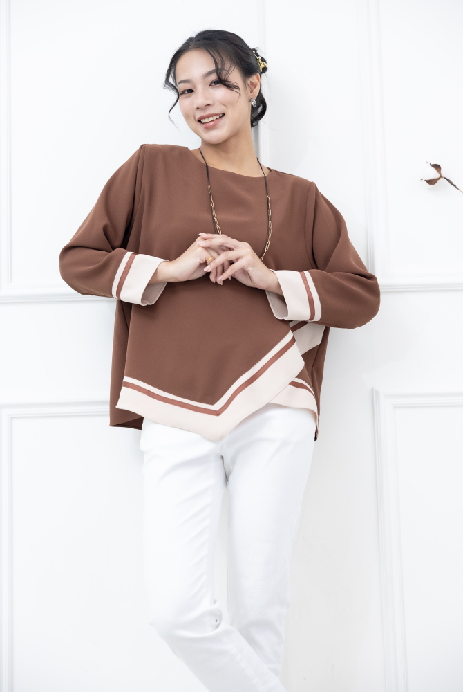 긴팔 胸針U型領不對稱下擺緞帶長袖上衣 / 咖啡色拼卡其色