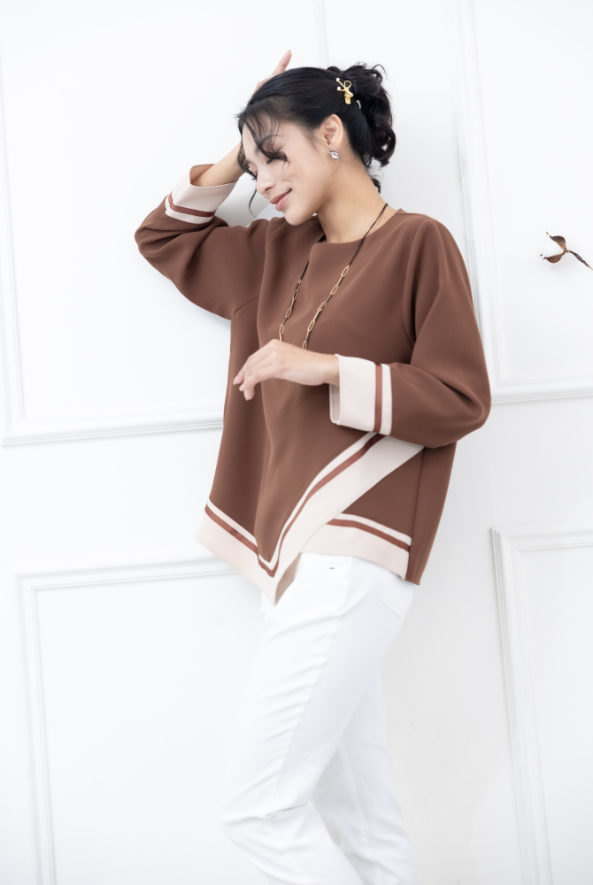 긴팔 胸針U型領不對稱下擺緞帶長袖上衣 / 咖啡色拼卡其色