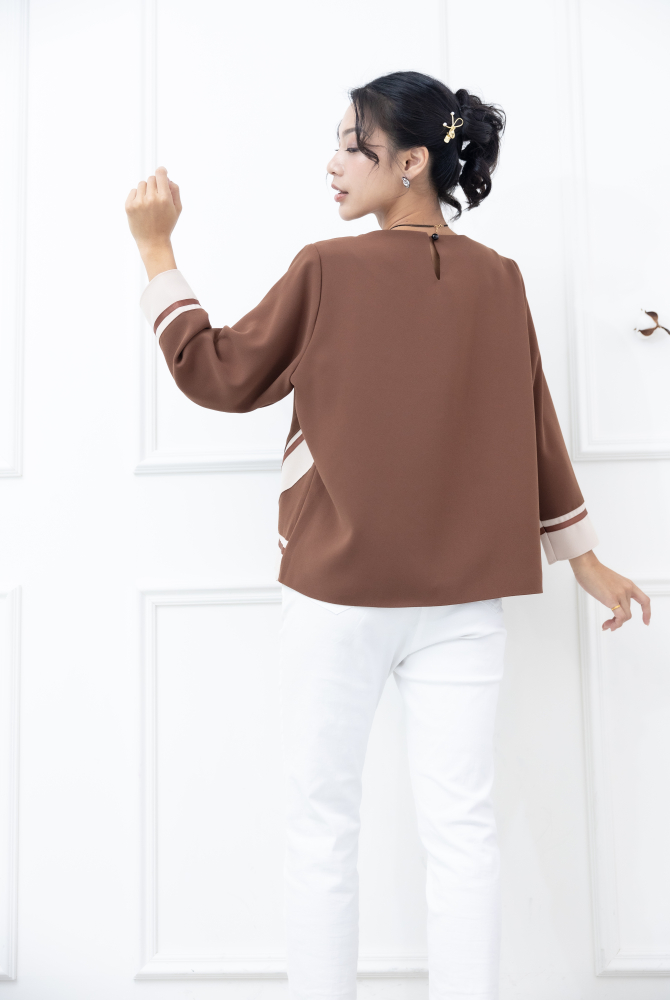 긴팔 胸針U型領不對稱下擺緞帶長袖上衣 / 咖啡色拼卡其色