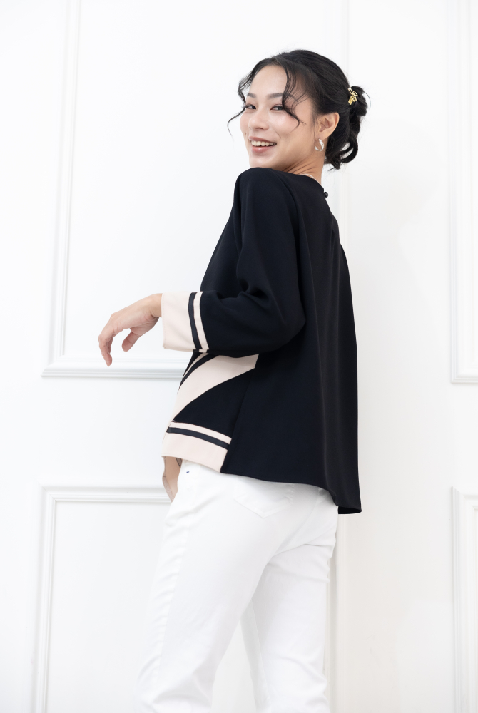 긴팔 胸針U型領不對稱下擺緞帶長袖上衣 / 黑色拼卡其色