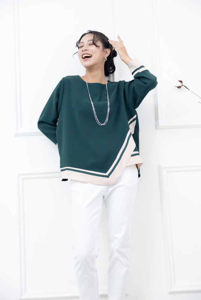 긴팔 胸針U型領不對稱下擺緞帶長袖上衣 / 綠色拼卡其色