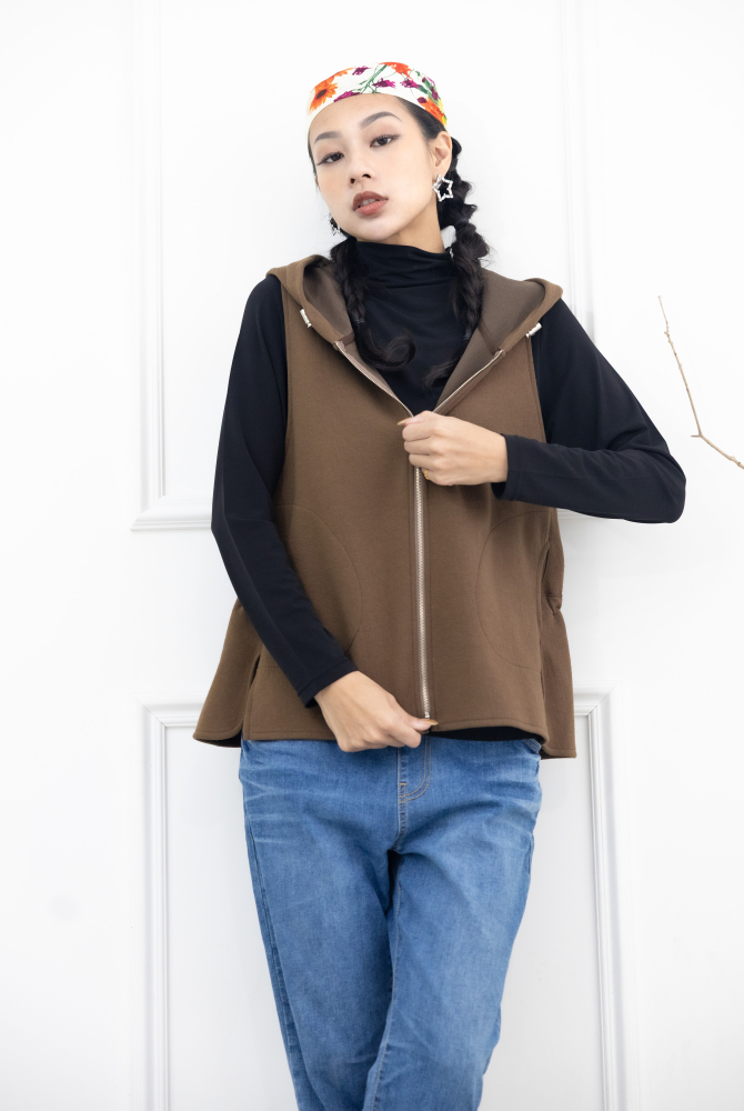 조끼 素面下擺開衩連帽背心 / 咖啡色