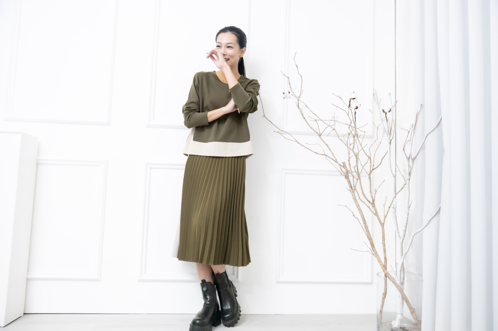 원피스 腰部兩側.百褶裙奶茶色線條假兩件式長袖洋裝 / 軍綠色