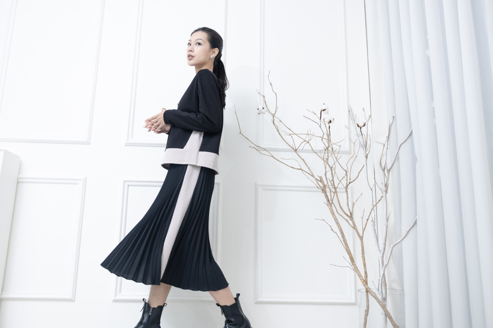 원피스 腰部兩側.百褶裙奶茶色線條假兩件式長袖洋裝 / 黑色