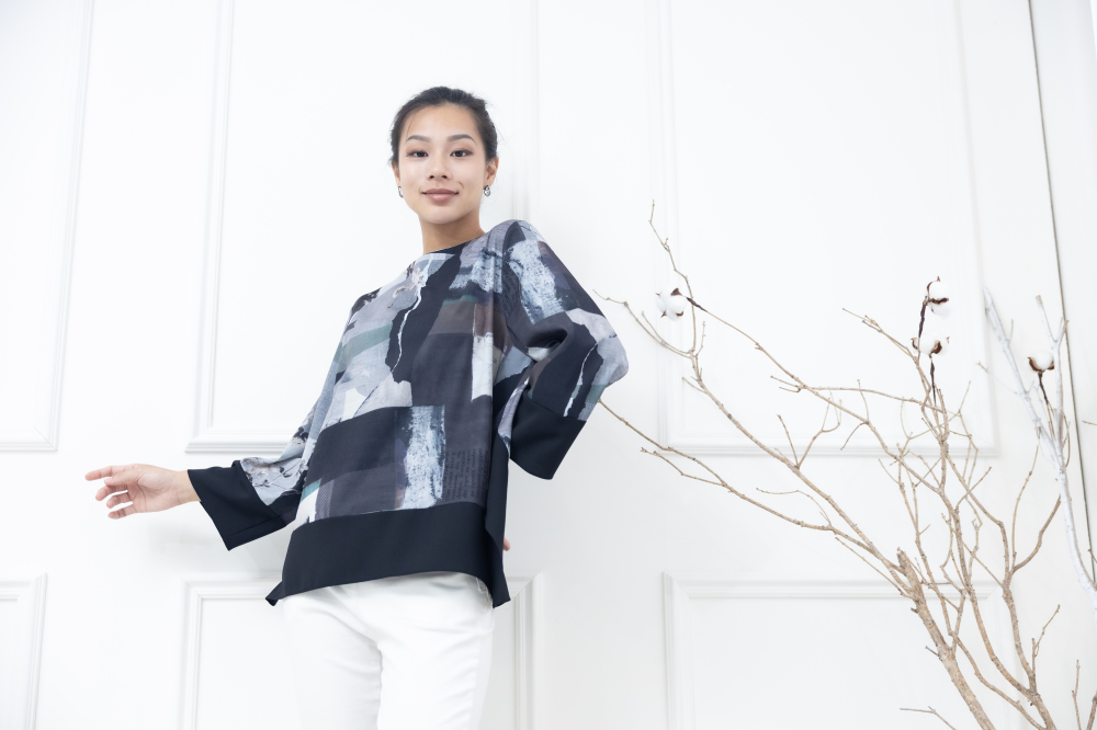 긴팔 手帳素材袖口.下擺拼黑色長袖上衣 / 黑色