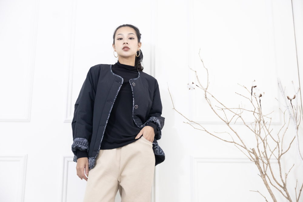 코트 下擺.袖子拼接變形蟲花紋防風鋪棉外套 / 黑色