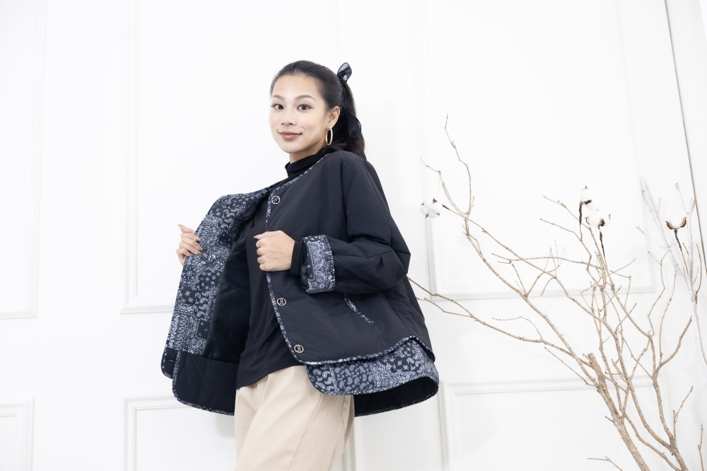 코트 下擺.袖子拼接變形蟲花紋防風鋪棉外套 / 黑色