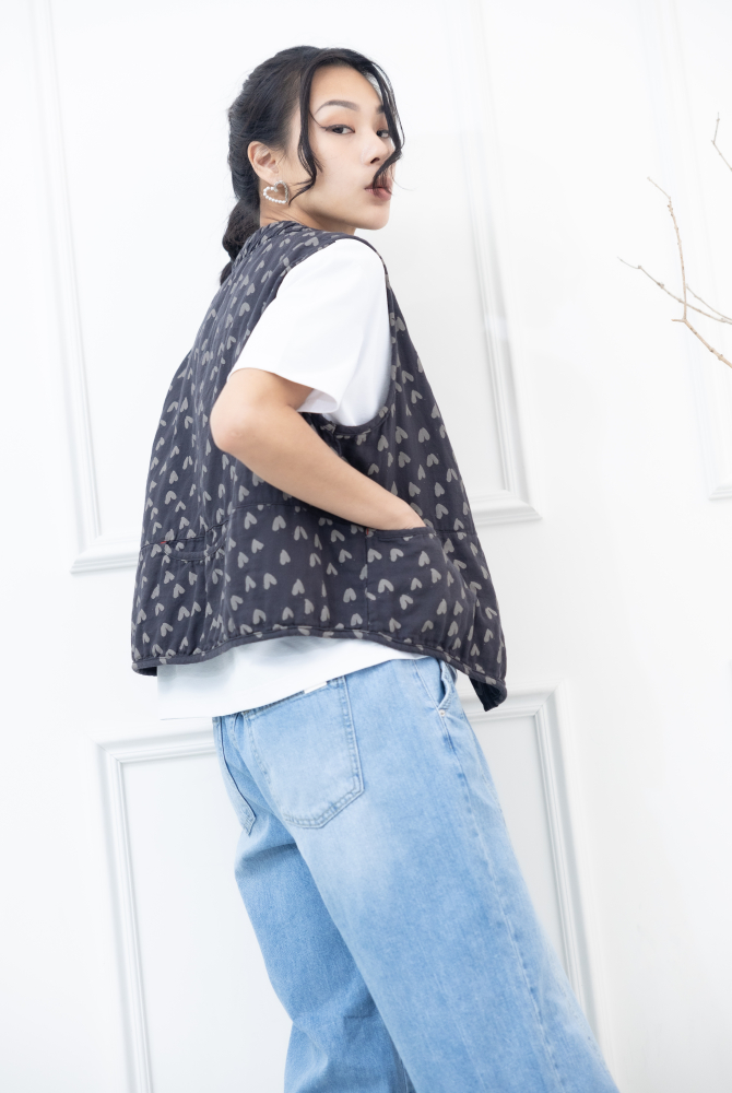 조끼  領口皺褶滿版愛心背心 / 黑灰色