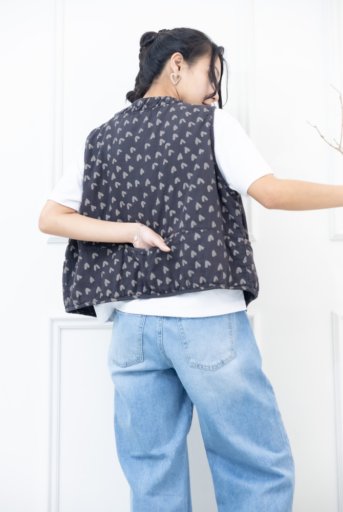 조끼  領口皺褶滿版愛心背心 / 黑灰色