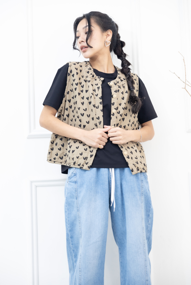 조끼  領口皺褶滿版愛心背心 / 卡其色