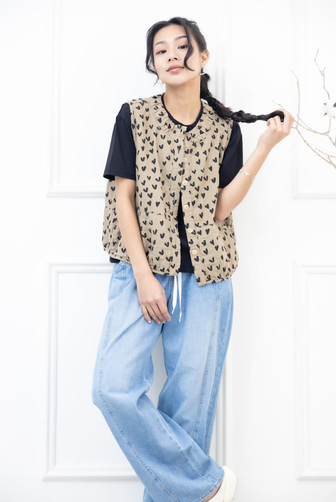 조끼  領口皺褶滿版愛心背心 / 卡其色