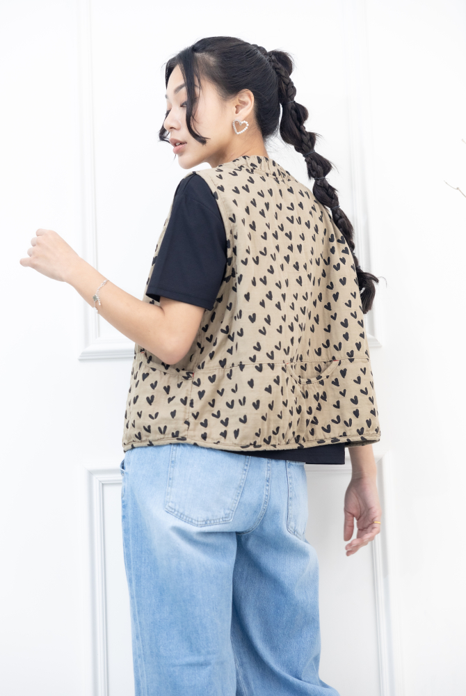 조끼  領口皺褶滿版愛心背心 / 卡其色