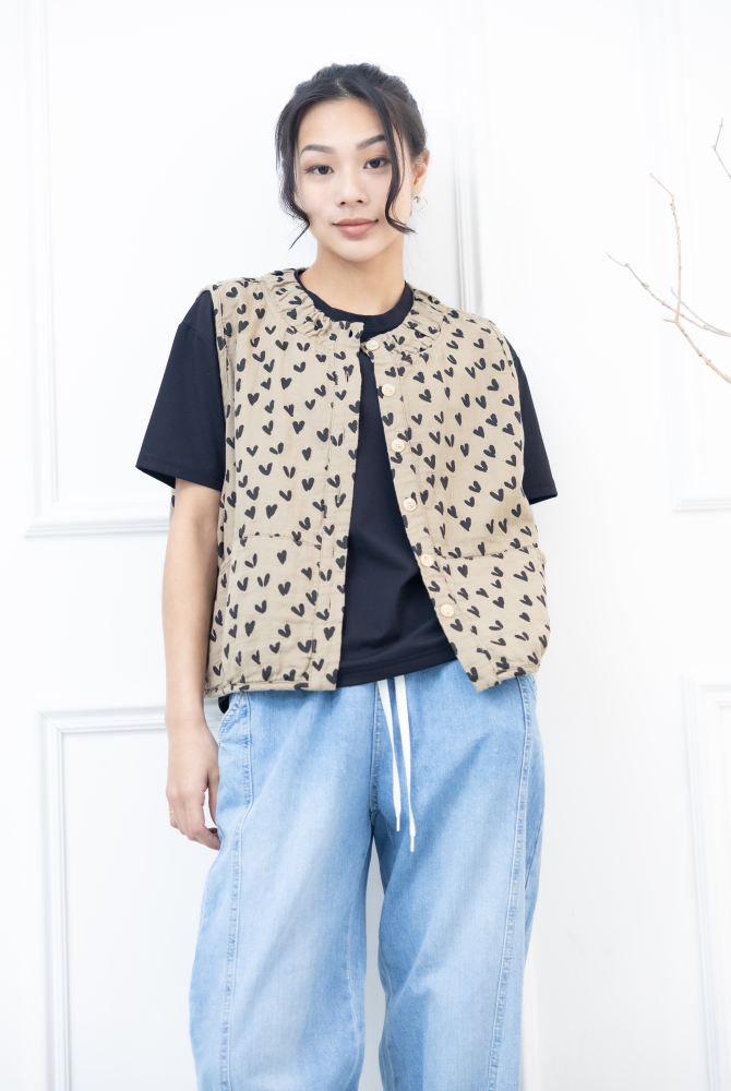 조끼  領口皺褶滿版愛心背心 / 卡其色