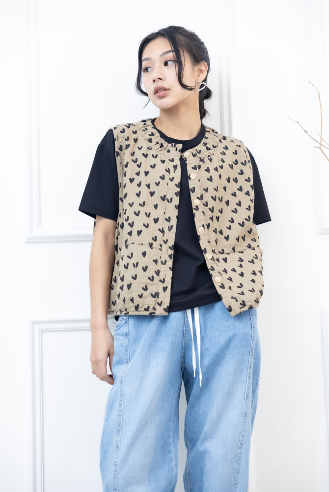 조끼  領口皺褶滿版愛心背心 / 卡其色