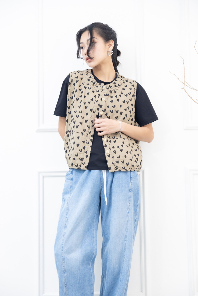 조끼  領口皺褶滿版愛心背心 / 卡其色