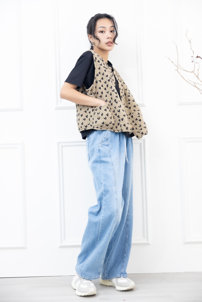 조끼  領口皺褶滿版愛心背心 / 卡其色