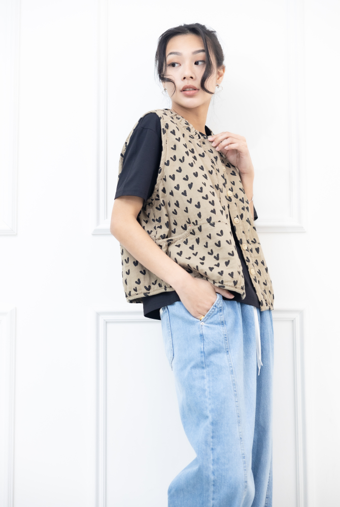 조끼  領口皺褶滿版愛心背心 / 卡其色