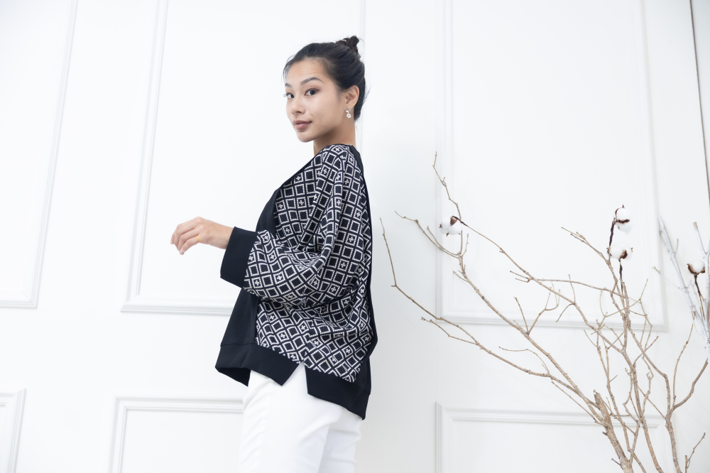 긴팔 雪紡素面拼接方格七分袖上衣 / 黑色