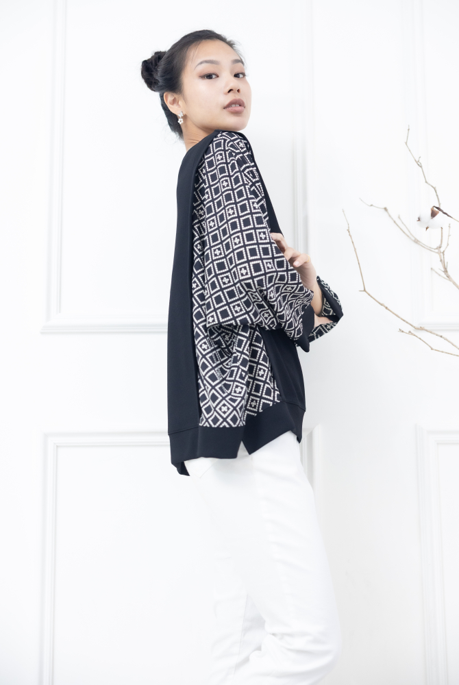 긴팔 雪紡素面拼接方格七分袖上衣 / 黑色