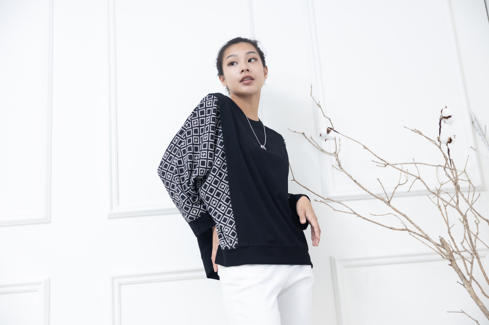 긴팔 雪紡素面拼接方格七分袖上衣 / 黑色