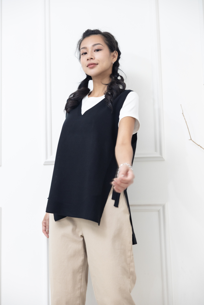 조끼  v領兩側綁帶針織背心 / 黑色