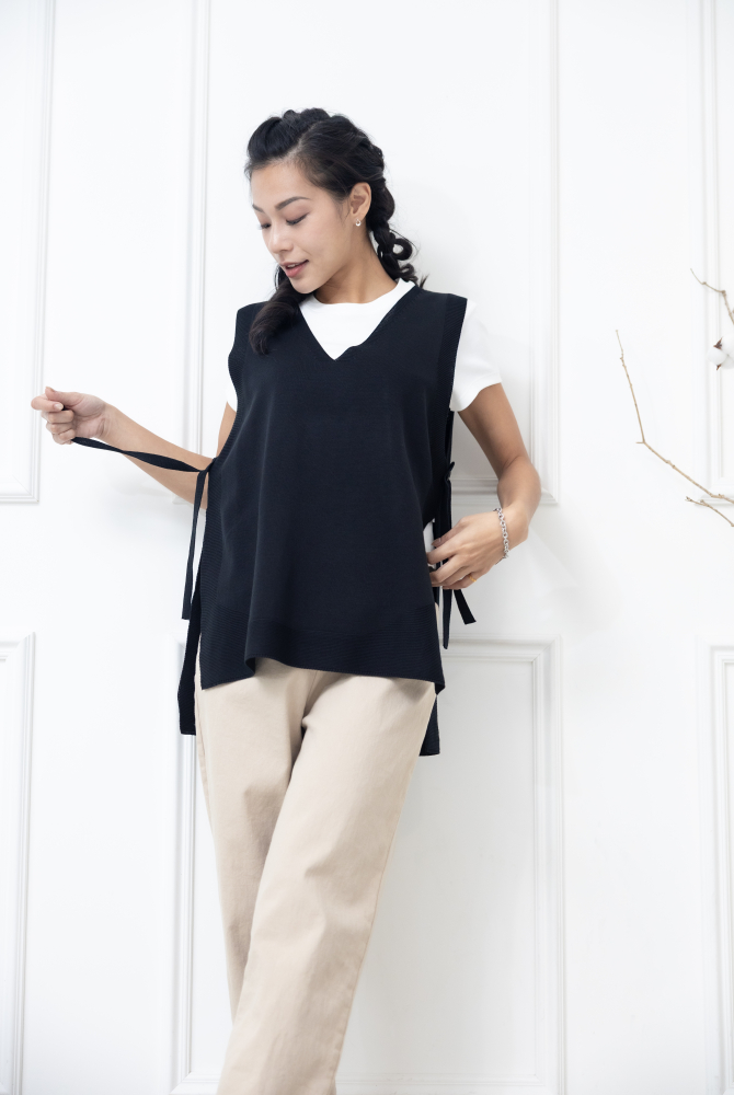 조끼  v領兩側綁帶針織背心 / 黑色