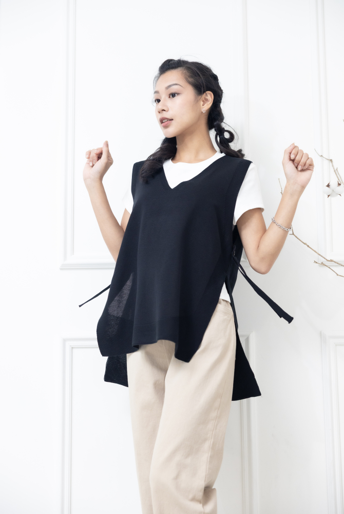 조끼  v領兩側綁帶針織背心 / 黑色
