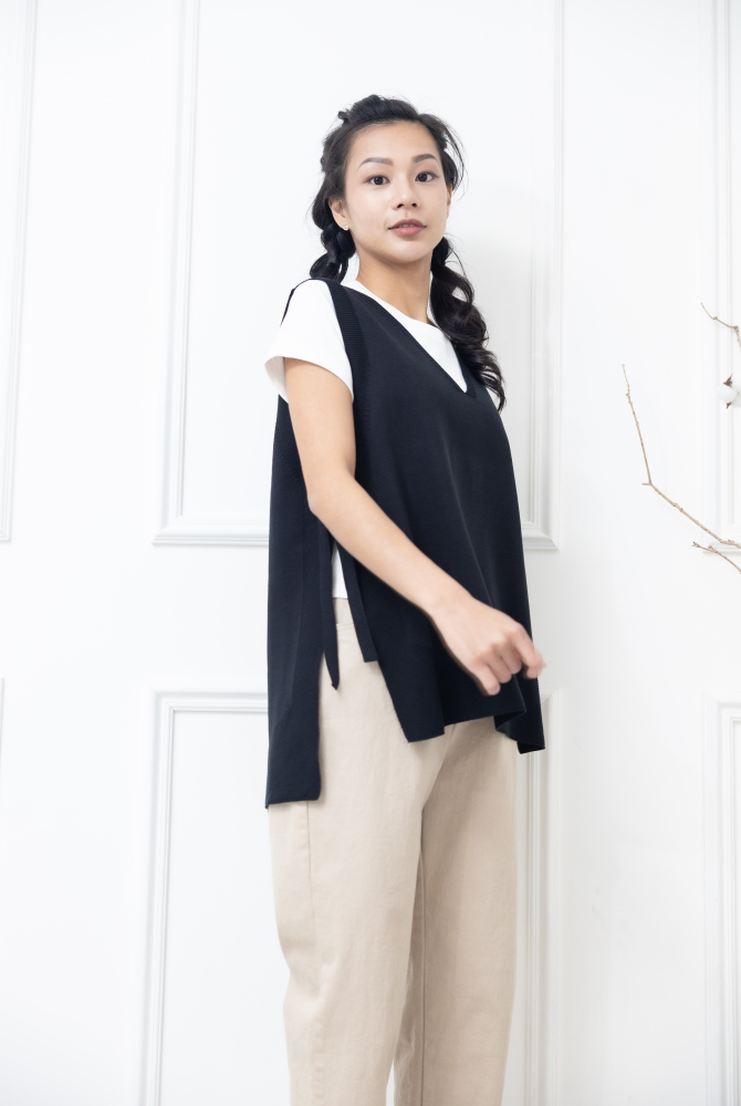 조끼  v領兩側綁帶針織背心 / 黑色