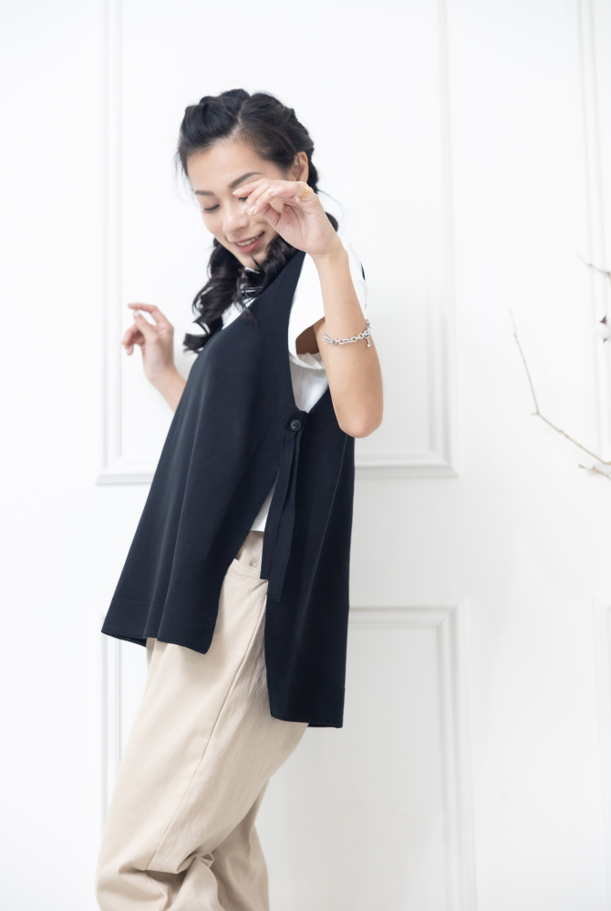 조끼  v領兩側綁帶針織背心 / 黑色