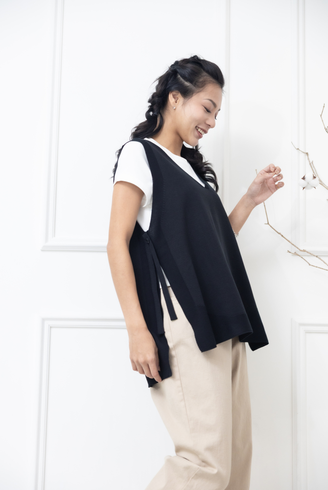 조끼  v領兩側綁帶針織背心 / 黑色