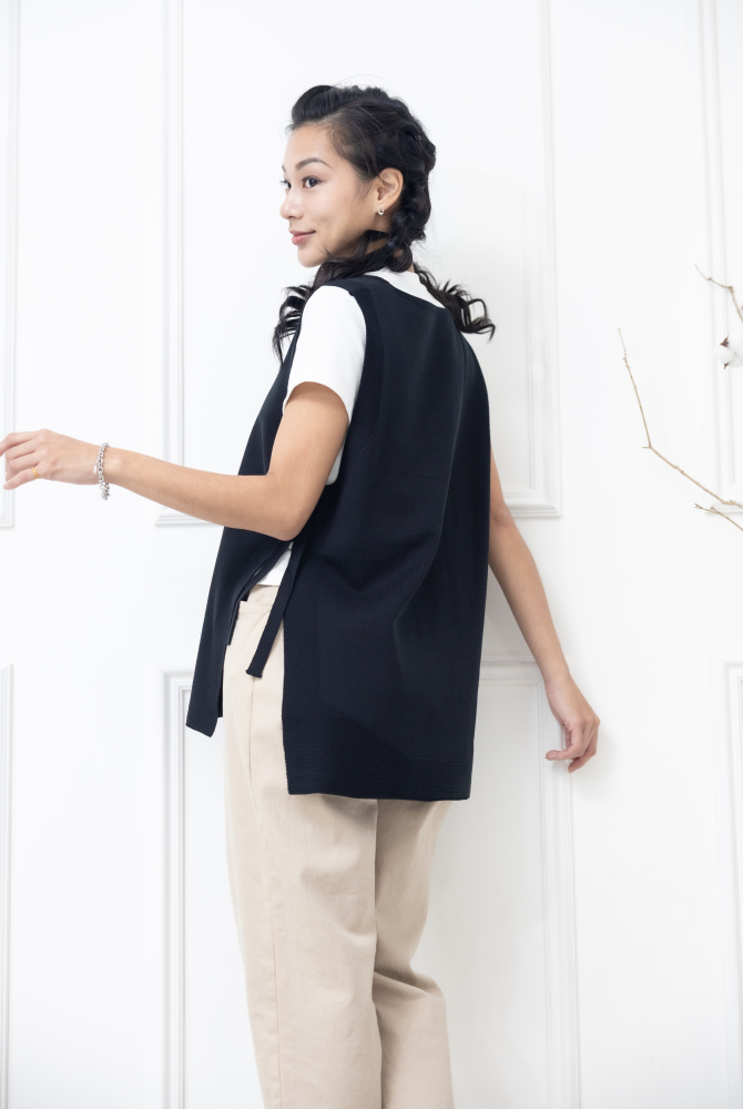 조끼  v領兩側綁帶針織背心 / 黑色